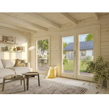 Heller Wohnraum mit Holzverkleidung, Sofa, Tisch und Blick durch eine Terrassentür auf ein Haus im Garten