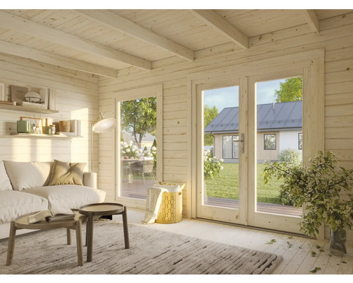 Heller Wohnraum mit Holzverkleidung, Sofa, Tisch und Blick durch eine Terrassentür auf ein Haus im Garten