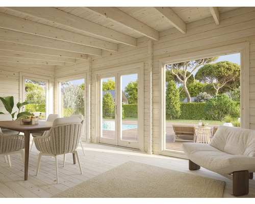 Innenansicht eines hellen Gartenhauses mit Esstisch und Blick in den Garten mit Pool