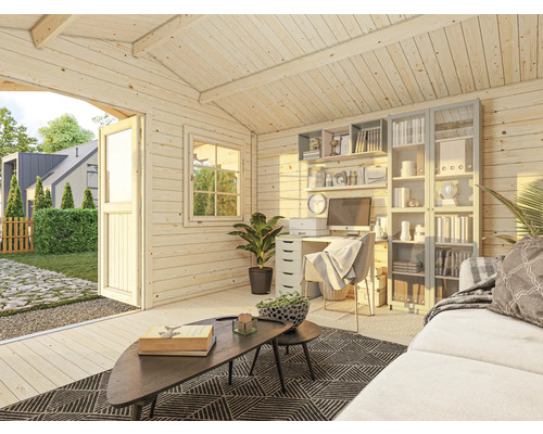 Innenraum eines Holzgartenhauses mit Möbeln wie Schreibtisch, Bücherregal und Sofa