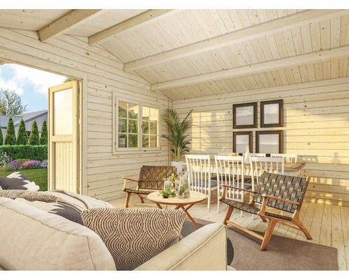 Helles Blockhaus Interieur mit Möbeln, Tisch und Stühlen