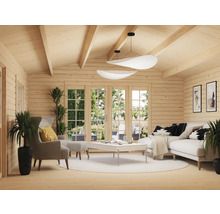 Helles Wohnzimmer mit Holzvertäfelung, Sofa, Sessel und Zimmerpflanzen