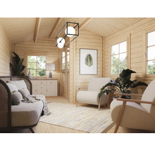 Heller Wohnraum mit Holzvertäfelung, Sofa, Sesseln und Dekorationen für ein gemütliches Ambiente