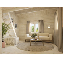 Helles Wohnzimmer mit Holzvertäfelung, Sofa, Tisch und Treppe zu einer Galerie