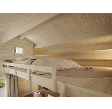 Holzhaus-Interieur mit Bett auf erhöhter Plattform