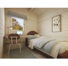 Helles Schlafzimmer mit Bett, Schreibtisch und Stuhl in einem Holzhaus