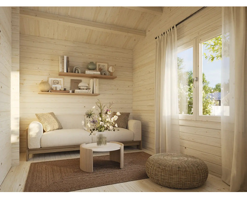 Innenansicht eines hellen Holzhauses mit Sofa, Tisch, Regalen und Fenster