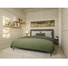 Helles Schlafzimmer mit Doppelbett, Holzvertäfelung und dekorativen Regalen