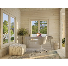 Helles Arbeitszimmer mit Schreibtisch, Bürostuhl, Laptop und Dekorationsgegenständen in einem Holzhaus.