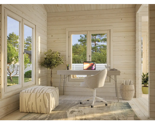 Helles Arbeitszimmer mit Schreibtisch, Bürostuhl, Laptop und Dekorationsgegenständen in einem Holzhaus.