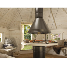 Innenansicht eines Grillkota mit runden Tischgrill und Esse