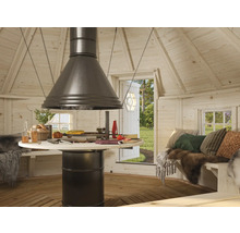 Innenansicht eines Grillhauses mit Grilltisch, Bänken und Dekorationen für ein gemütliches Ambiente.