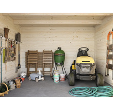 Holzgartenhaus mit Gartengeräten, Rasentraktor und Grill