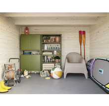 Organisierter Lagerraum mit Regalen, Schrank, Gartengeräten und Freizeitartikeln in einem Holzschuppen.