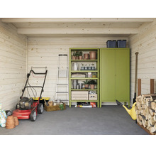 Innenansicht eines Holzgartenhauses mit Rasenmäher, Leiter, Regal, Schrank und Gartengeräten