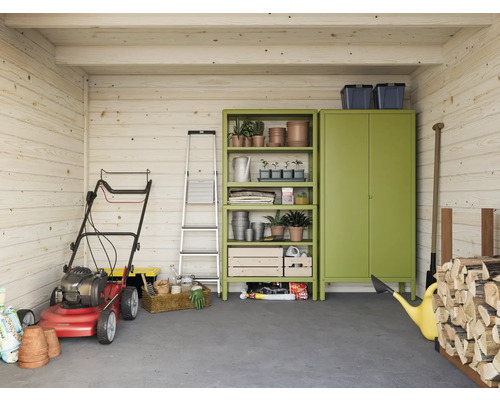 Innenansicht eines Holzgartenhauses mit Rasenmäher, Leiter, Regal, Schrank und Gartengeräten