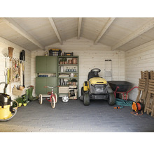 Geräumige Gartenhütte mit Rasentraktor, Werkzeugschrank und Gartengeräten