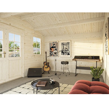 Innenansicht eines Holzgartenhauses mit Musikinstrumenten und Möbeln