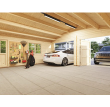 Innenansicht einer Holzgarage mit Werkzeugen, Gartengeräten und geparkten Autos.