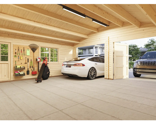 Garage mit Holzwänden, Werkzeugen, Laubbläser und zwei Autos