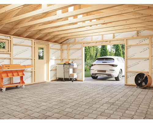 Unfertige Garage mit Werkzeugwagen, mobilem Werkzeugschrank und geparktem Auto