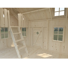 Innenansicht eines Holzspielhauses mit Leiter, Fenster und Tür