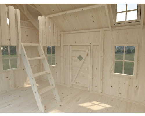 Innenansicht eines Holzspielhauses mit Leiter, Fenster und Tür