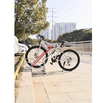 Fahrrad in einem Fahrradständer im Freien