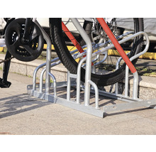 Fahrradständer aus Metall mit Fahrrädern