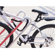 Fahrräder in einem Fahrradständer mit Fahrradschloss.