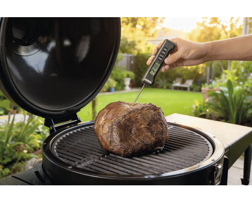 Braten auf Grill mit Thermometer zur Temperaturkontrolle
