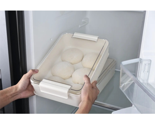 Teigbehälter mit Teiglingen im Kühlschrank