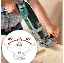Bohrgerät beim Bohren in ein Holzbrett mit einer Bohrschablone für präzise Bohrwinkel.