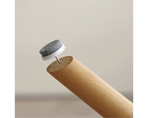 Filzgleiter mit Nagel an einem Holzbein