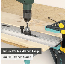 Wolfcraft Dübelleiste mit Bohrmaschine und Holzdübeln auf Holzbrett