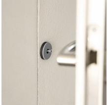 Grauer Türpuffer an der Wand montiert