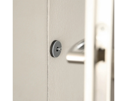 Grauer Türpuffer an der Wand montiert