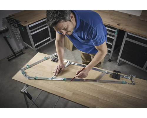 Ein Mann benutzt eine Konturenlehre, um eine Form auf ein Holzbrett zu übertragen.