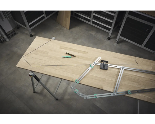 Werkbank mit Holzzuschnitt, Bleistift und Winkelübertrager