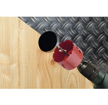 Lochsäge bohrt Loch in Holz