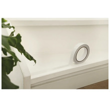 Eine Rolle doppelseitiges Klebeband auf einer Oberfläche.