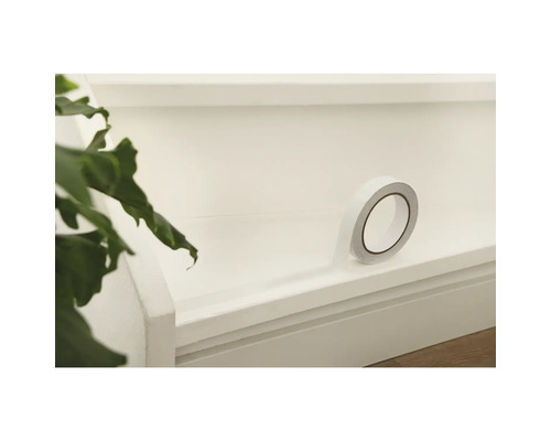 Eine Rolle doppelseitiges Klebeband auf einer Oberfläche.