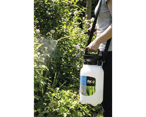 Eine Person verwendet eine Gartenspritze von for_q, um Pflanzen zu besprühen.