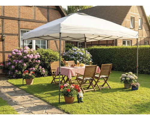 Gartenszene mit Pavillon, Gartentisch und Stühlen auf einer Rasenfläche vor einem Haus.