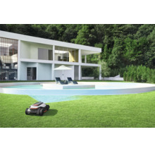 Rasenmähroboter im Einsatz auf einem Rasen vor einem modernen Haus mit Pool