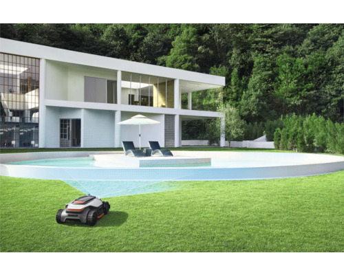 Rasenmähroboter im Einsatz auf einem Rasen vor einem modernen Haus mit Pool