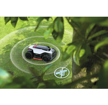 Rasenmähroboter auf Rasenfläche mit Symbol für Satellitenortung