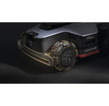 Detailansicht eines Mähroboters mit Fokus auf das Raddesign