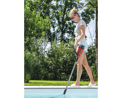 Frau reinigt einen Pool mit einem Poolreiniger mit Stiel.