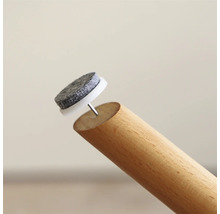 Filzgleiter mit Nagel an einem Holzbein